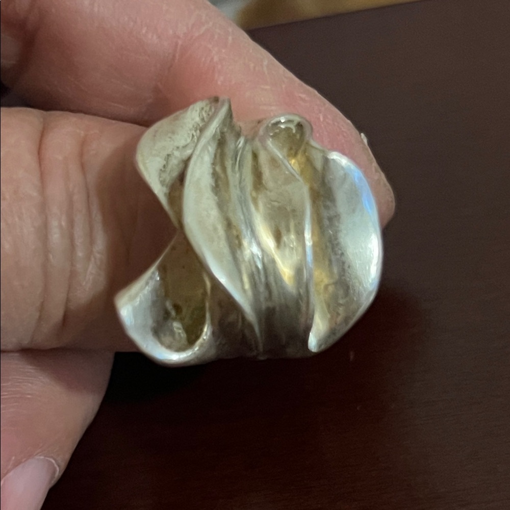 Elegant Silver and Gold Women's Ring - Picture 4 of 4